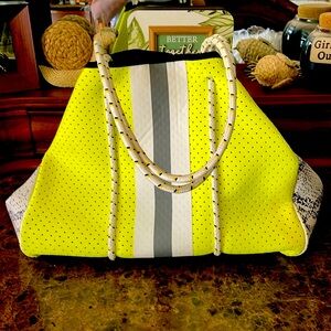 💛🖤Neoprene Purse